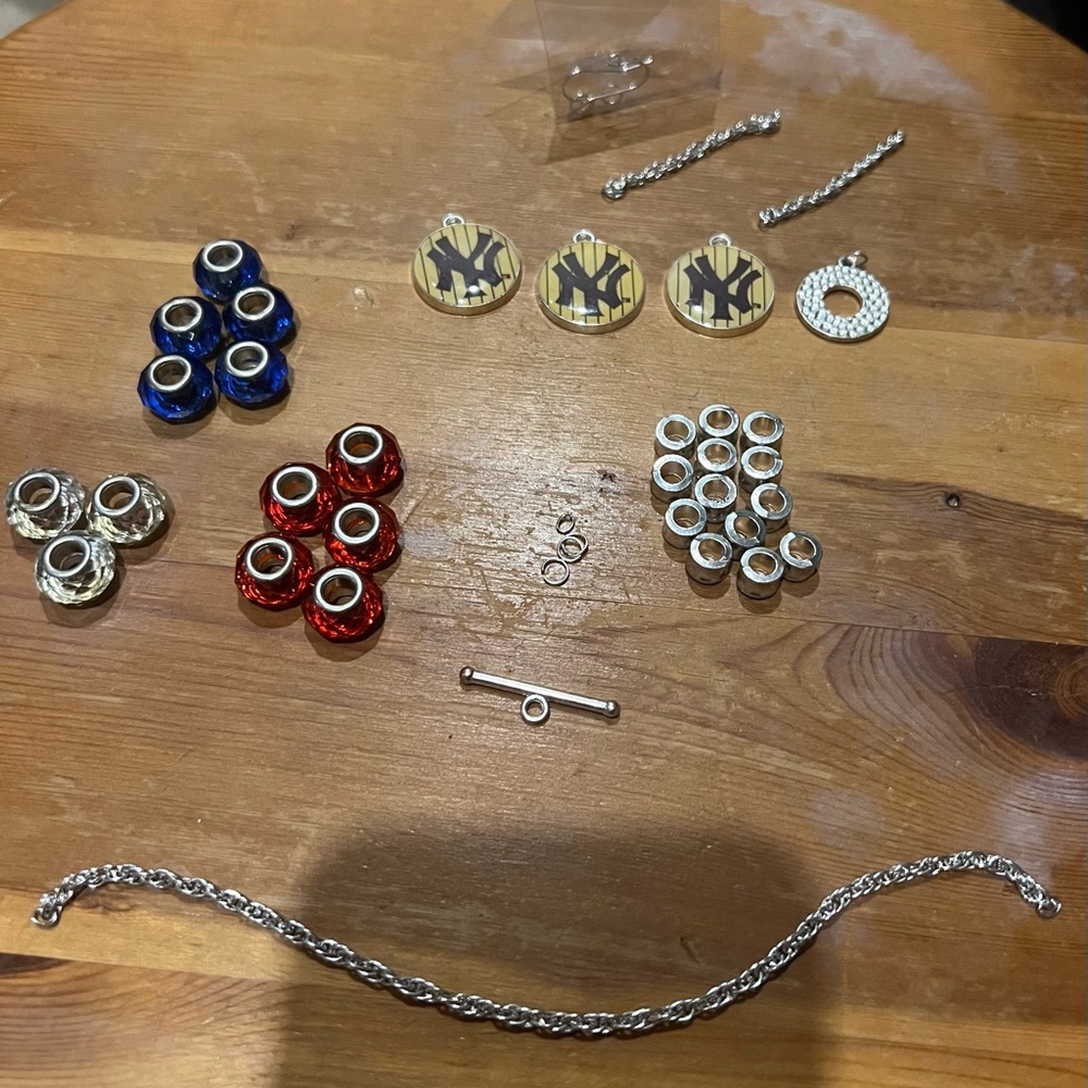 MLB New York Yankees Team Spirit Bracelet & Earrings Making Craft Kit